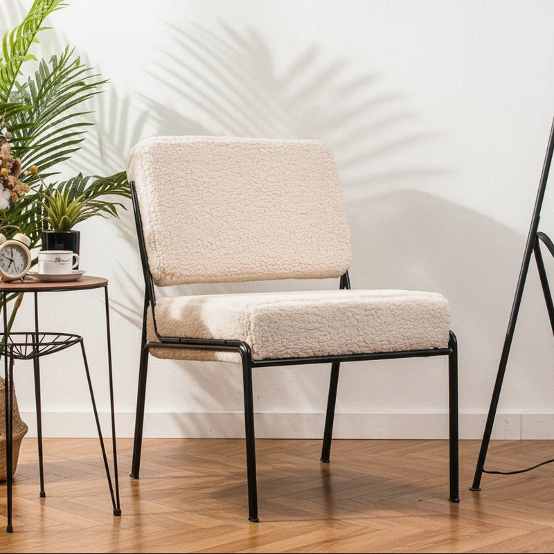 Fauteuil de salon Nordlys en métal et bouclettes blanches NAIROBI