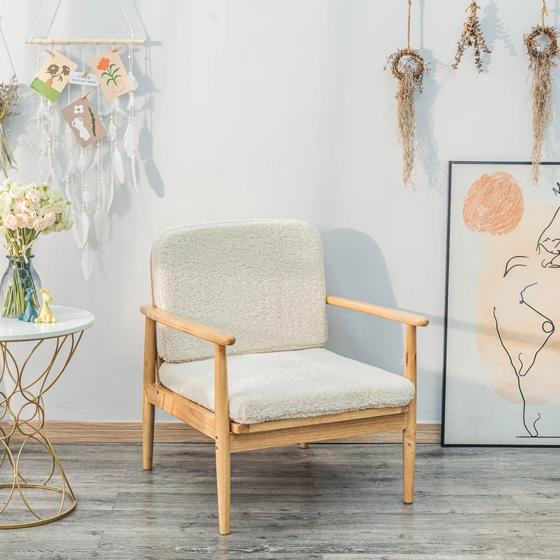 Fauteuil de salon Nordlys en bois massif et bouclettes blanches SURABAYA