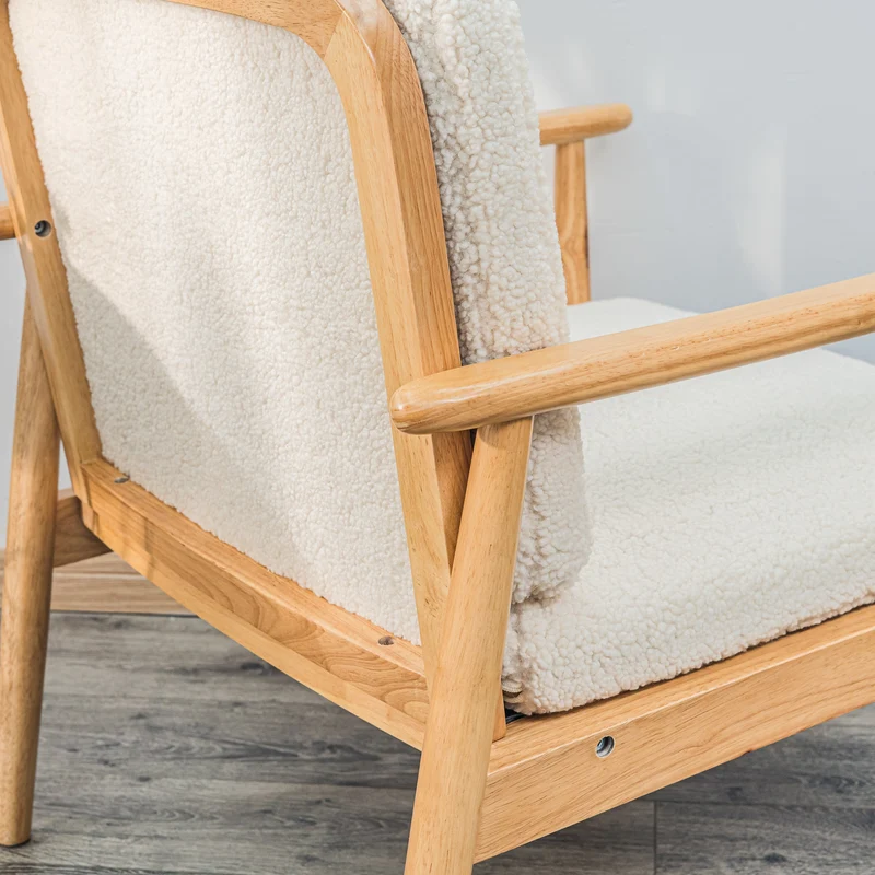 Fauteuil de salon Nordlys en bois massif et bouclettes blanches SURABAYA