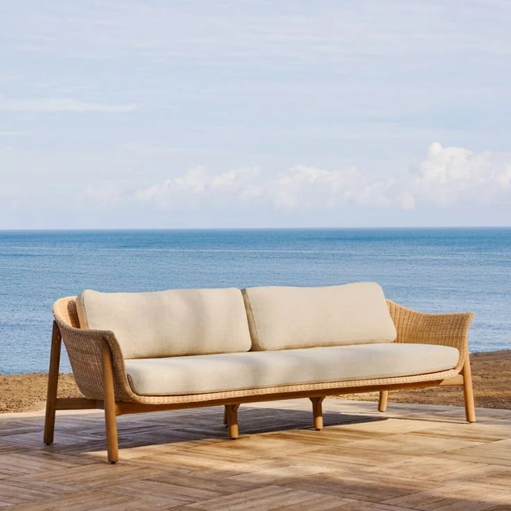 Canapé Galea Kave Home 3 places en bois de teck et rotin synthétique 223 cm FSC 100 %