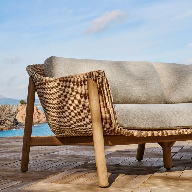 Canapé Galea Kave Home 3 places en bois de teck et rotin synthétique 223 cm FSC 100 %