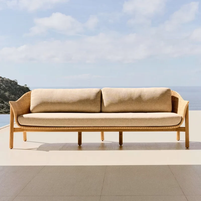 Canapé Galea Kave Home 3 places en bois de teck et rotin synthétique 223 cm FSC 100 %