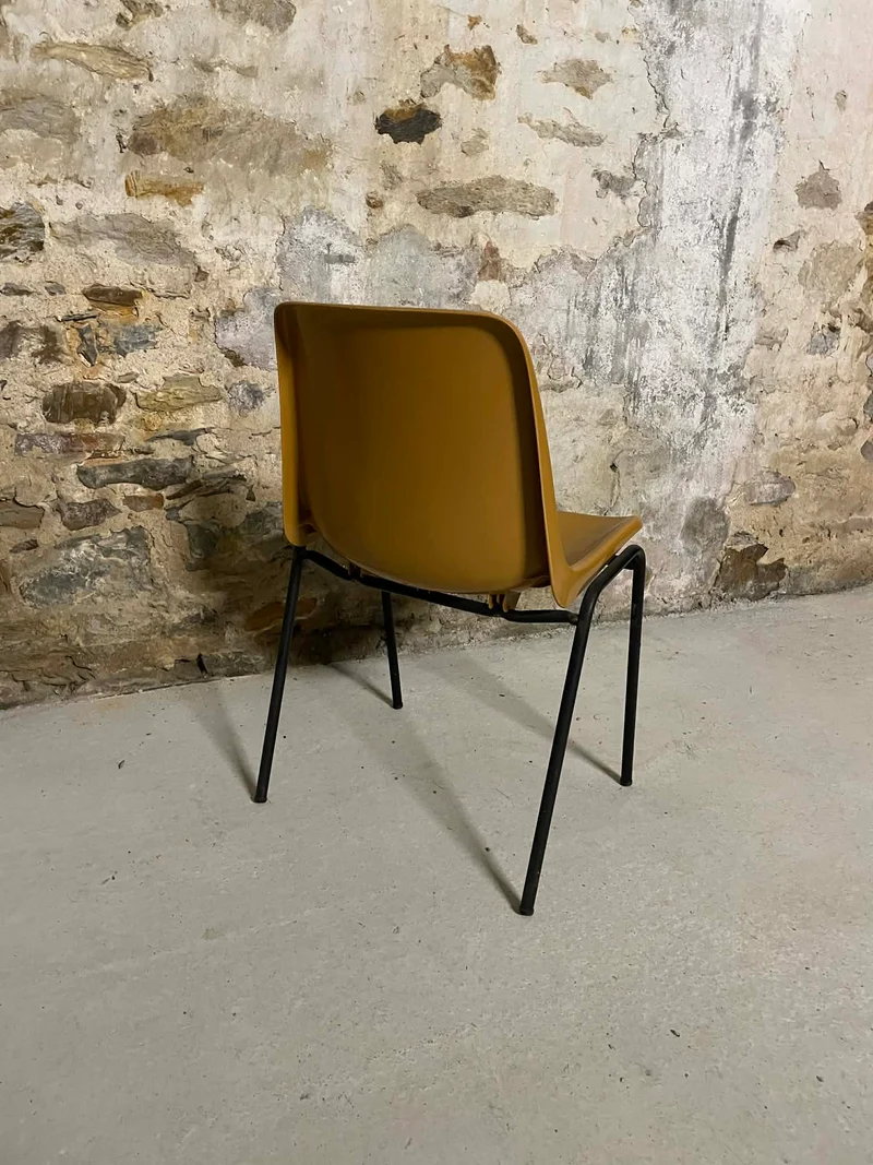 9 chaises vintage empilables en plastique camel