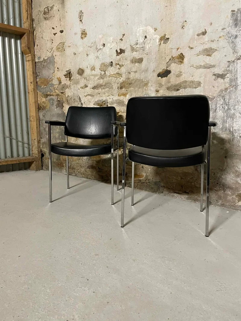 Paire de fauteuils de notaire vintage métal chromé