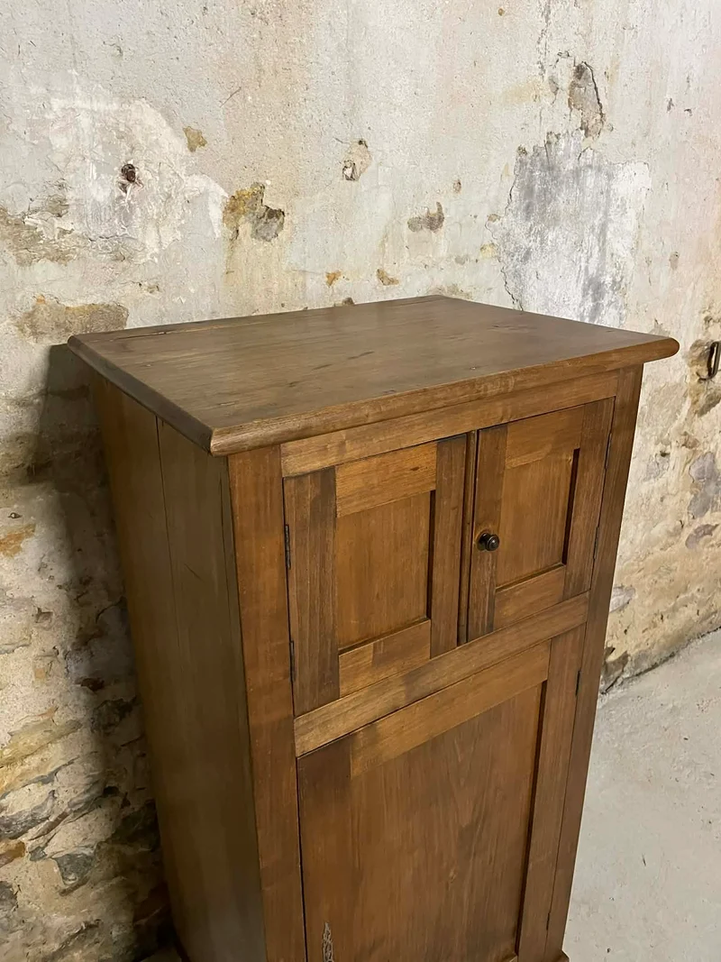 Petit meuble ancien en bois trois portes