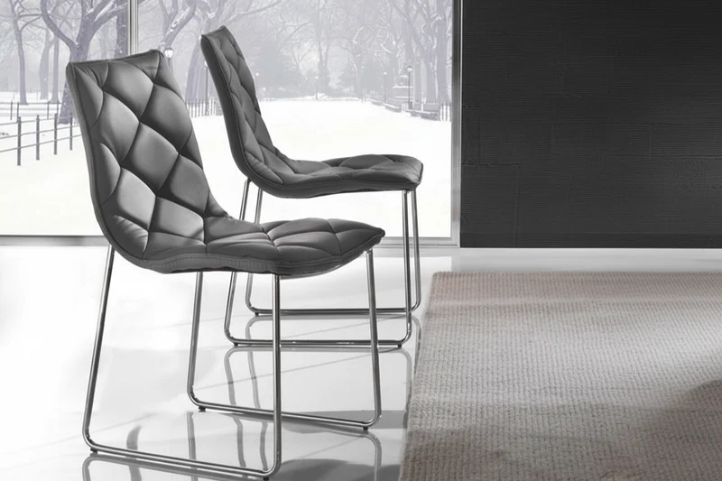 Chaise en simili cuir matelassé - Gady