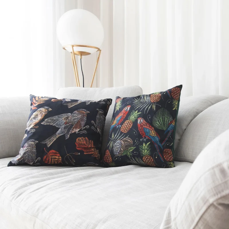 Coussin 18 x 18 po en velours imprimé d'oiseaux colorés - Panama