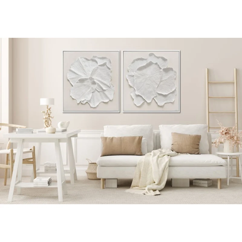Toile 32 x 32 po avec un cadre blanc - Delicate Petal II