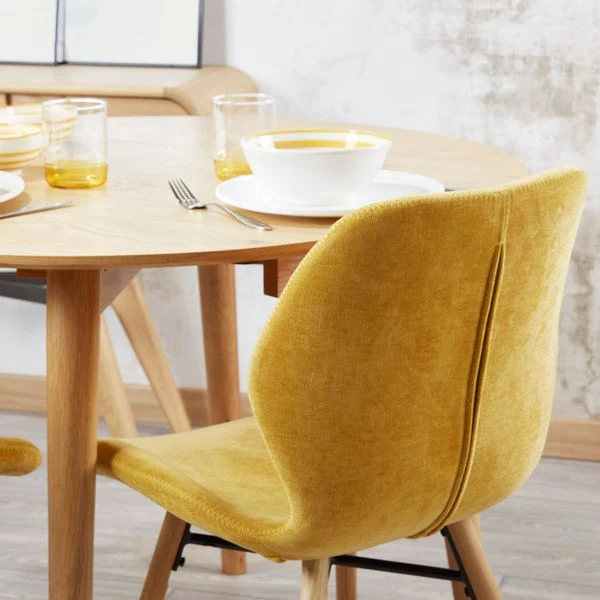 Chaise tissu soft touch moutarde