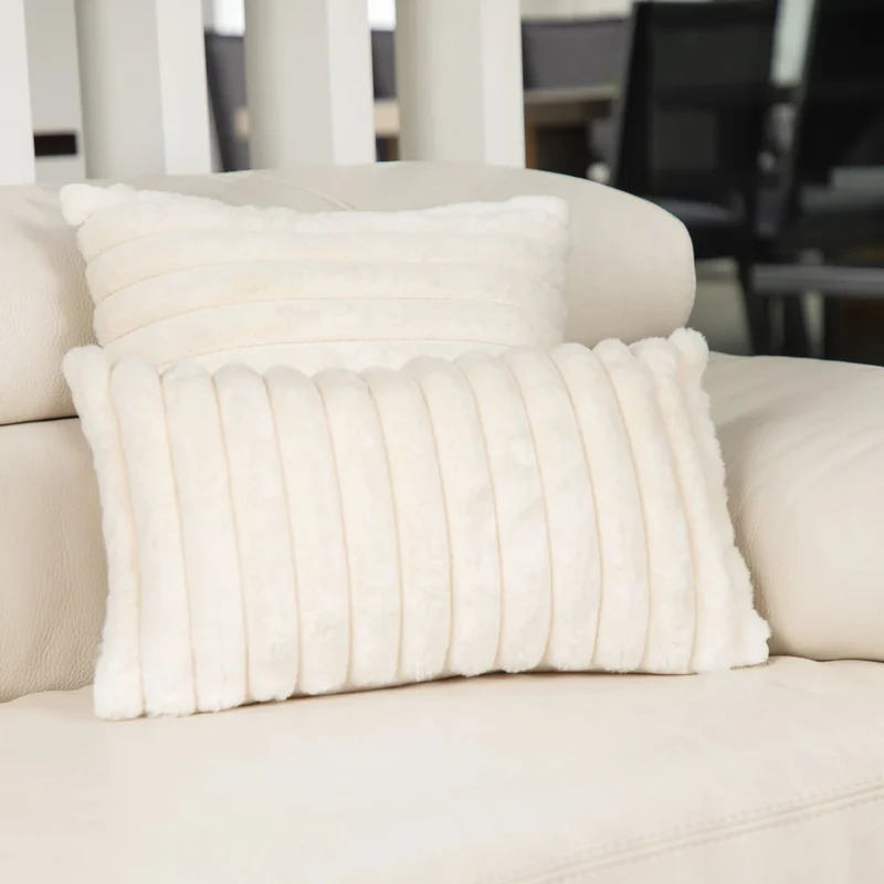 Coussin 12 x 20 po en fausse fourrure - Raya