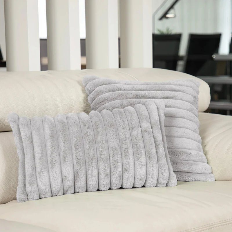 Coussin 18 x 18 po en fausse fourrure - Raya