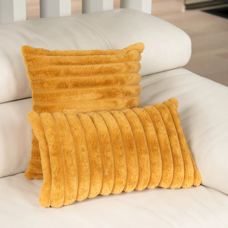 Coussin 18 x 18 po en fausse fourrure - Raya