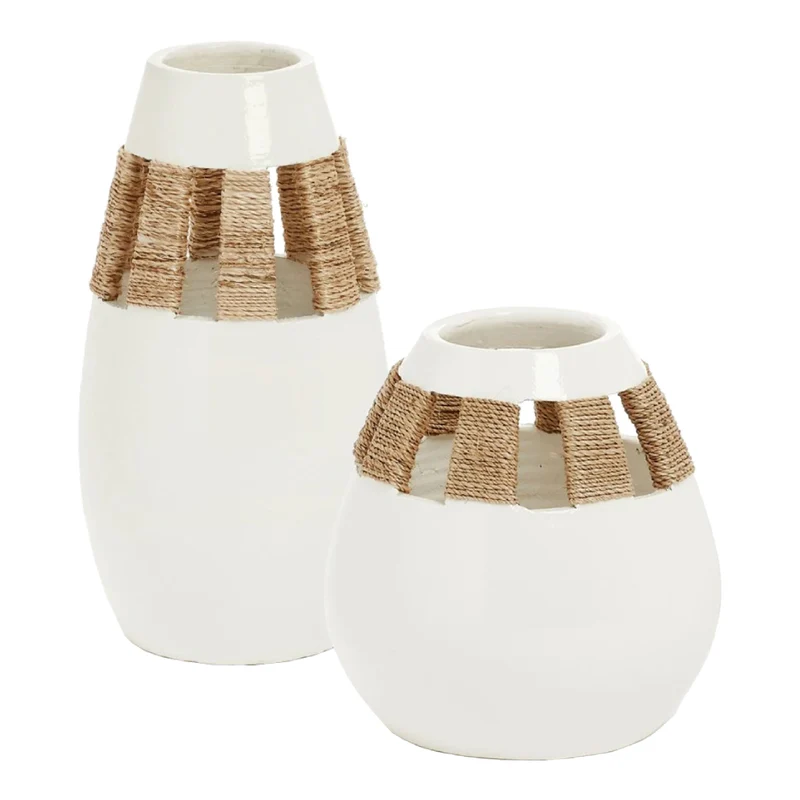 Vase en céramique blanche entouré de jonc de mer