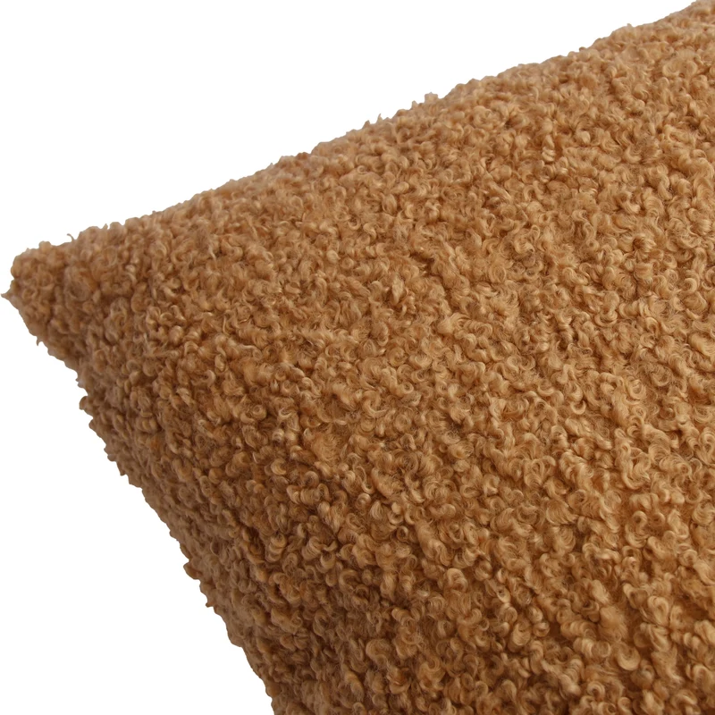 Coussin 22 x 22 po en fausse fourrure bouclée - Brodie