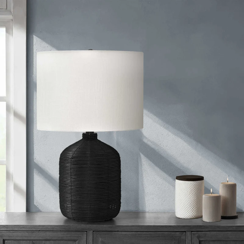 Lampe de table en rotin et métal noir 23 po - I 9734