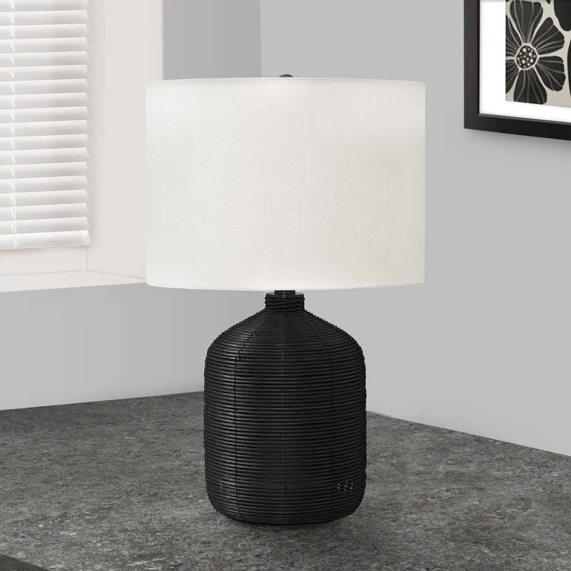 Lampe de table en rotin et métal noir 23 po - I 9734