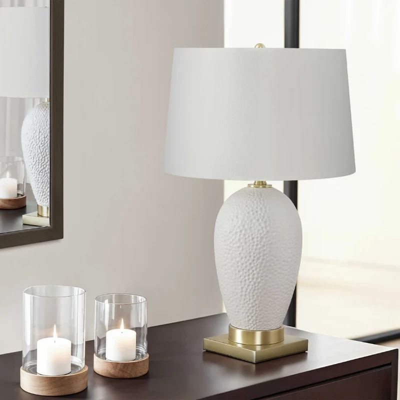 Lampe de table en céramique blanche et dorée 26 po - I 9610
