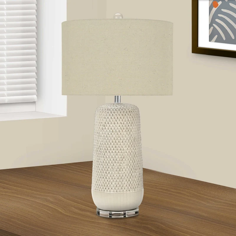 Lampe de table en céramique crème avec un motif en relief 31 po - I 9605