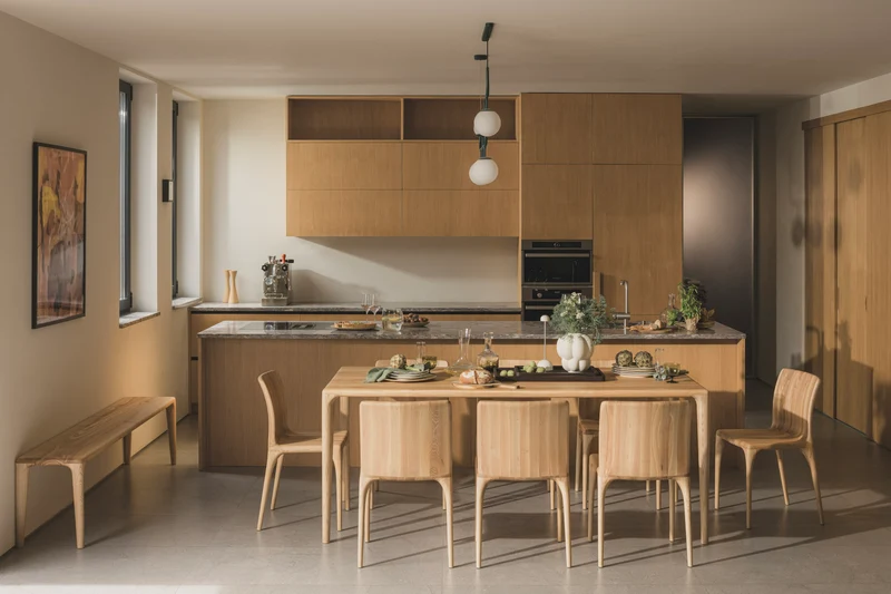 LÜNA Dining Table
