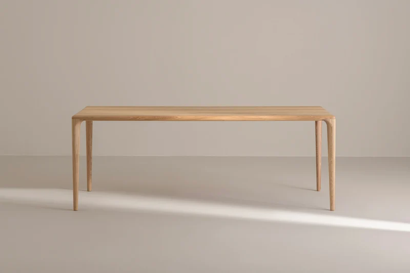 LÜNA Dining Table