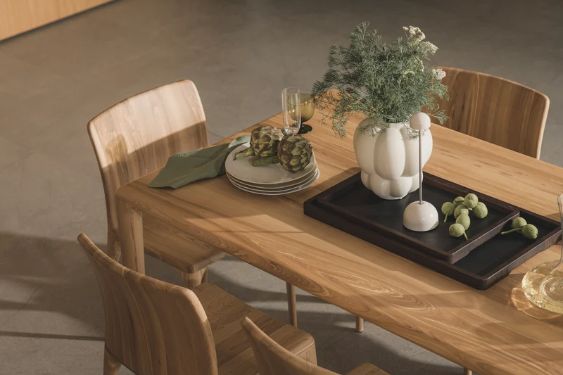 LÜNA Dining Table
