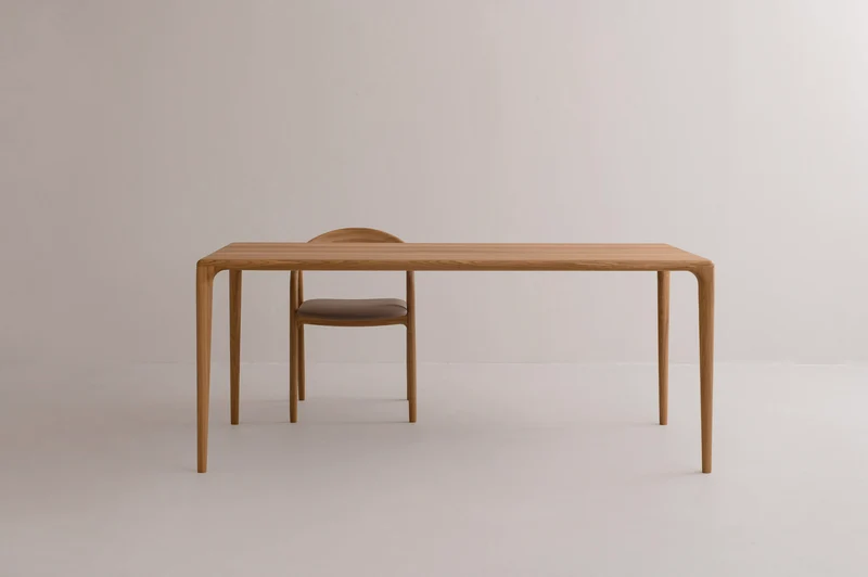 LÜNA Dining Table