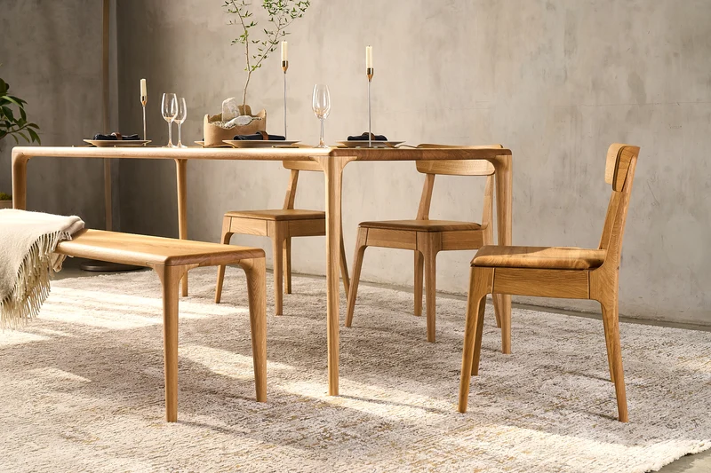 LÜNA Dining Table