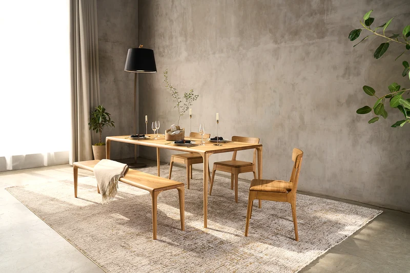 LÜNA Dining Table