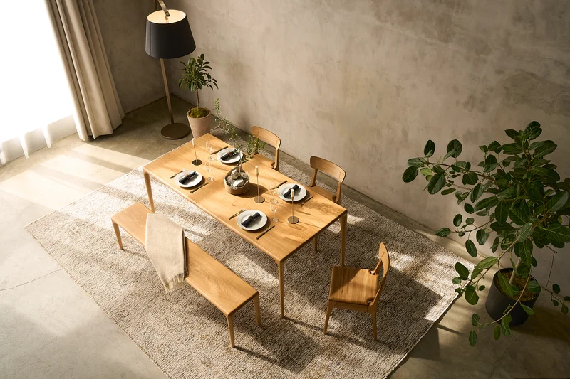 LÜNA Dining Table