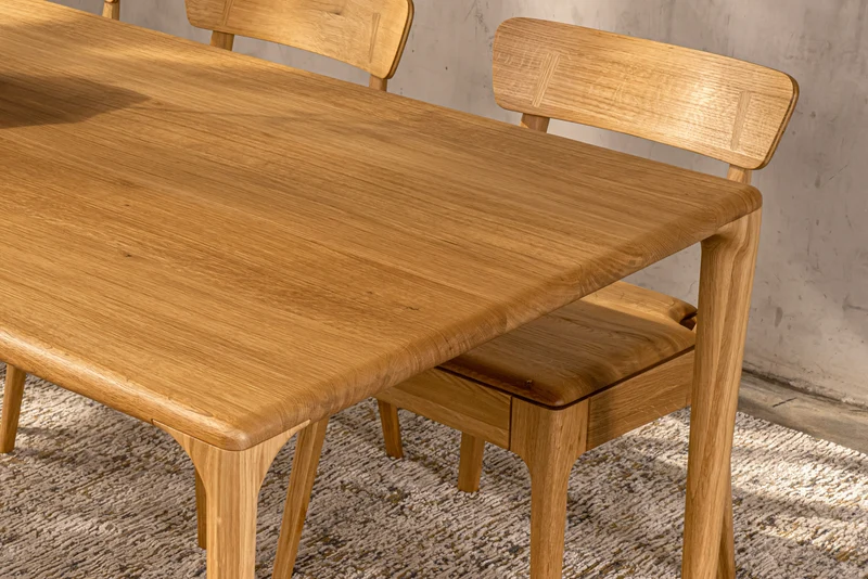 LÜNA Dining Table