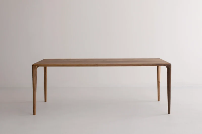 LÜNA Dining Table