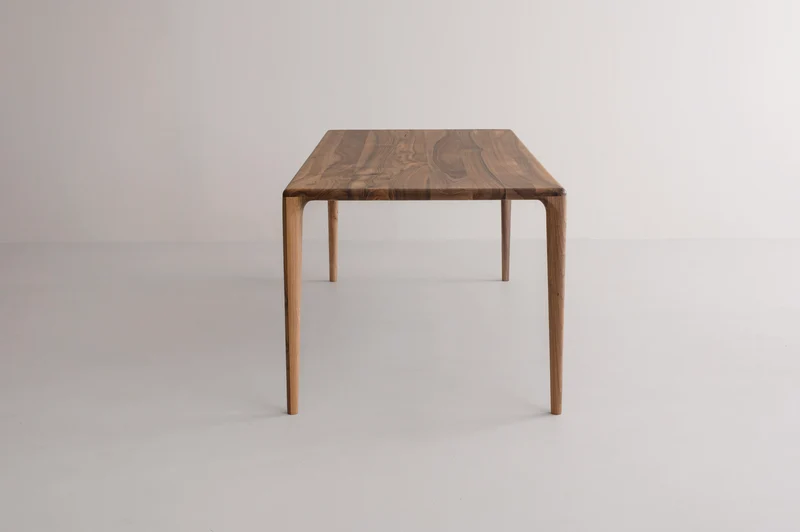 LÜNA Dining Table