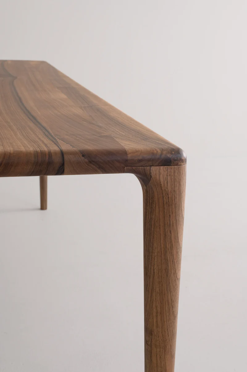 LÜNA Dining Table