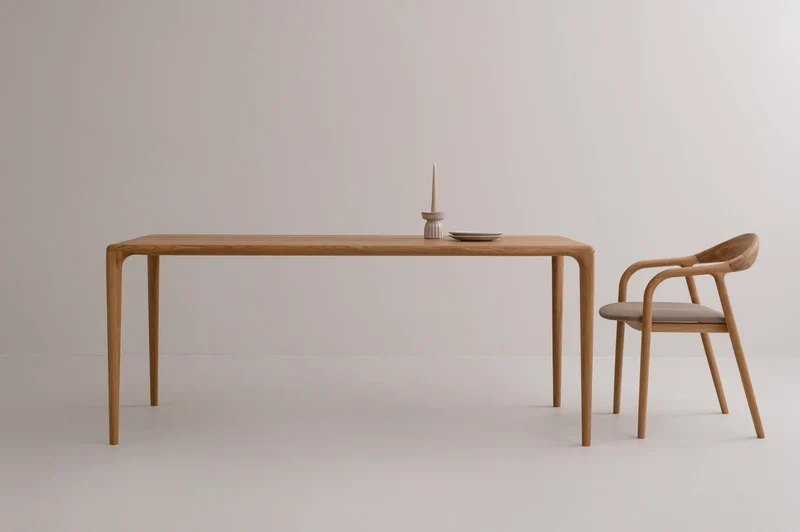 LÜNA Dining Table