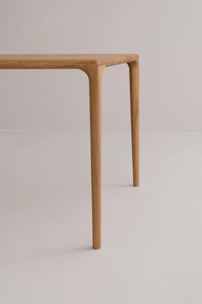 LÜNA Dining Table