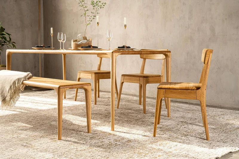 LÜNA Dining Table
