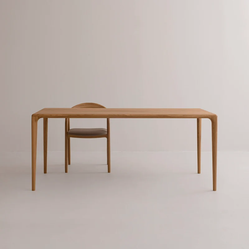LÜNA Dining Table