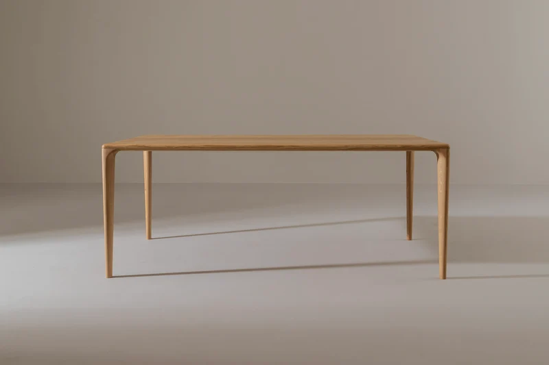 LÜNA Dining Table