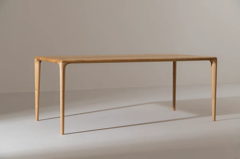 LÜNA Dining Table