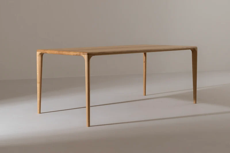 LÜNA Dining Table