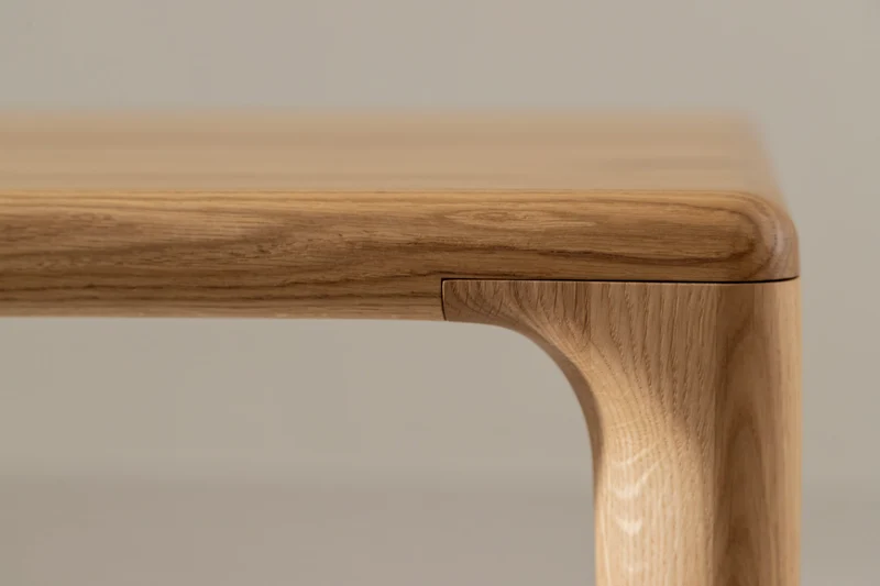 LÜNA Dining Table