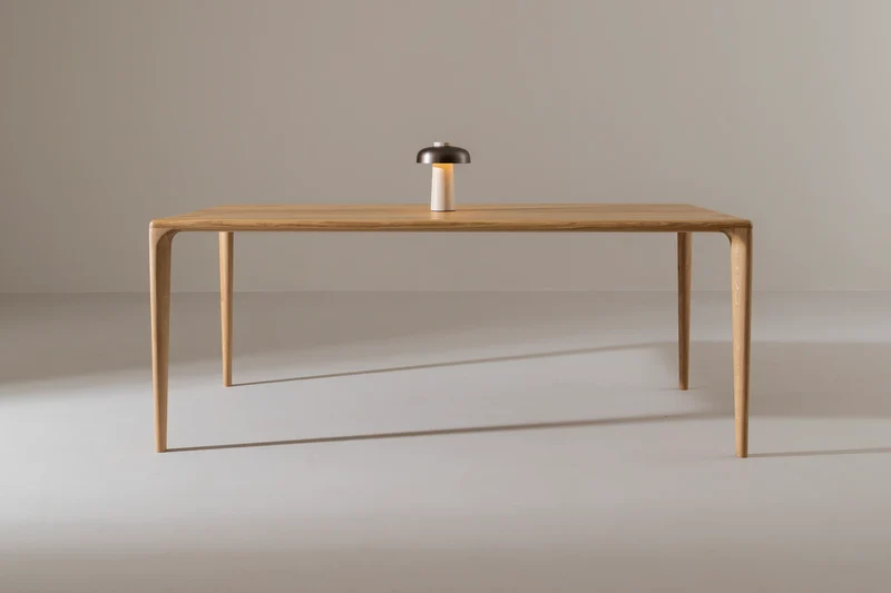 LÜNA Dining Table
