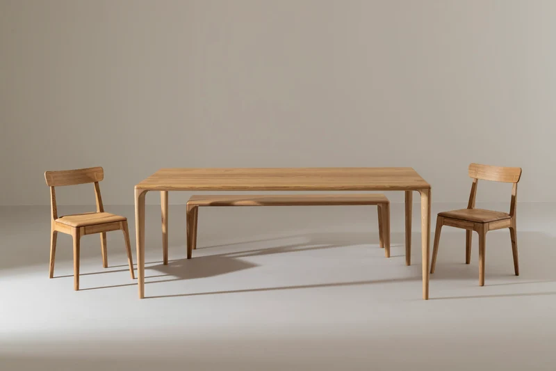 LÜNA Dining Table