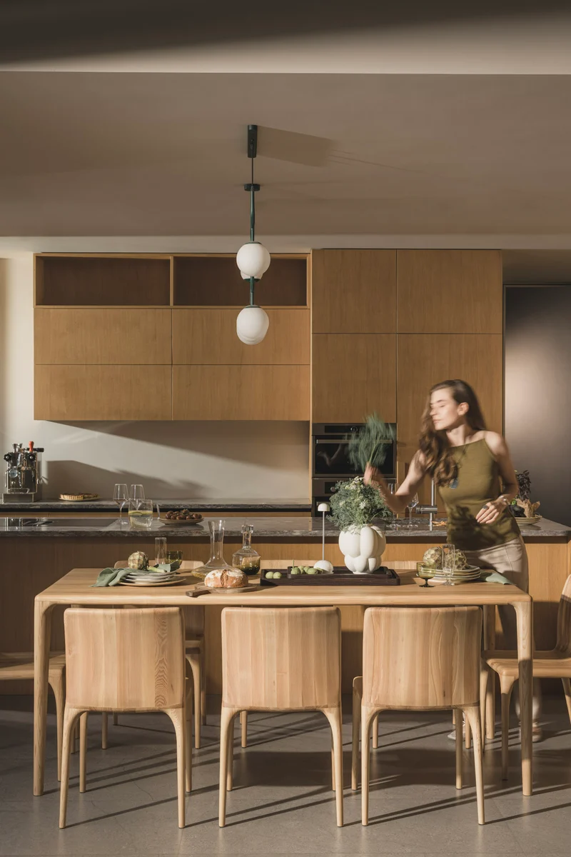 LÜNA Dining Table