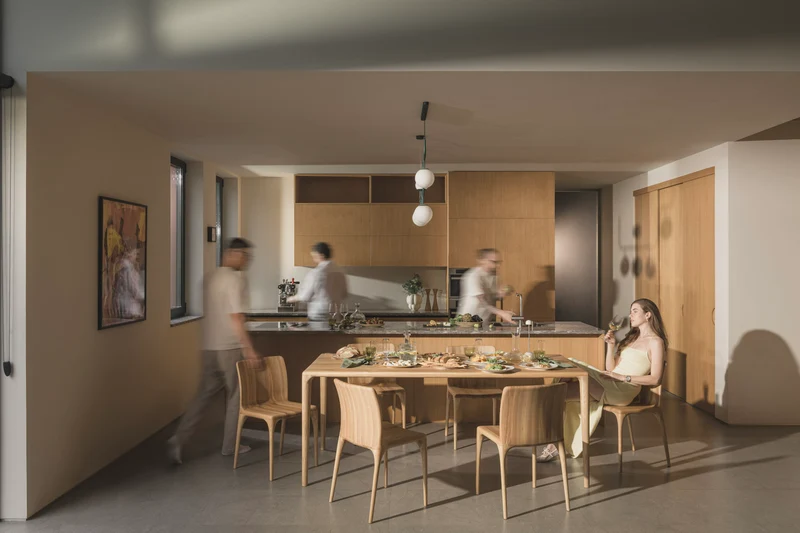 LÜNA Dining Table