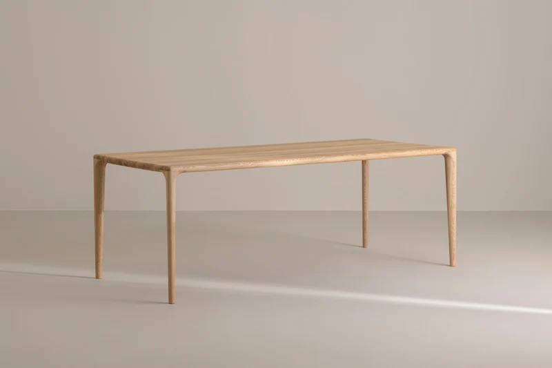 LÜNA Dining Table
