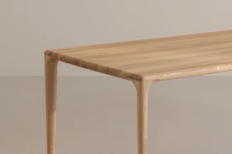 LÜNA Dining Table