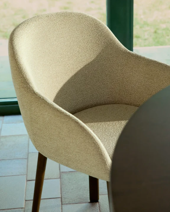 Meila chair with armrests in beige chenille with legs in walnut finish