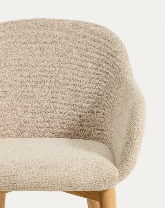 Meila chair with armrests in beige chenille with legs in natural finish