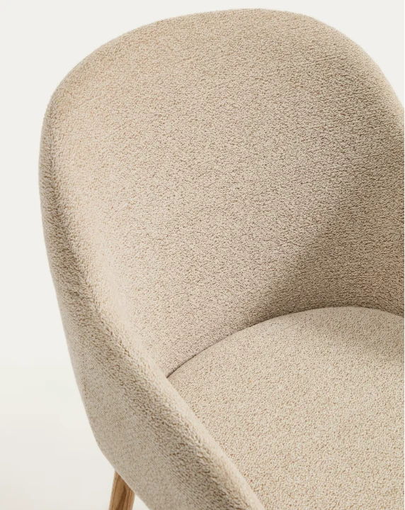 Meila chair with armrests in beige chenille with legs in natural finish
